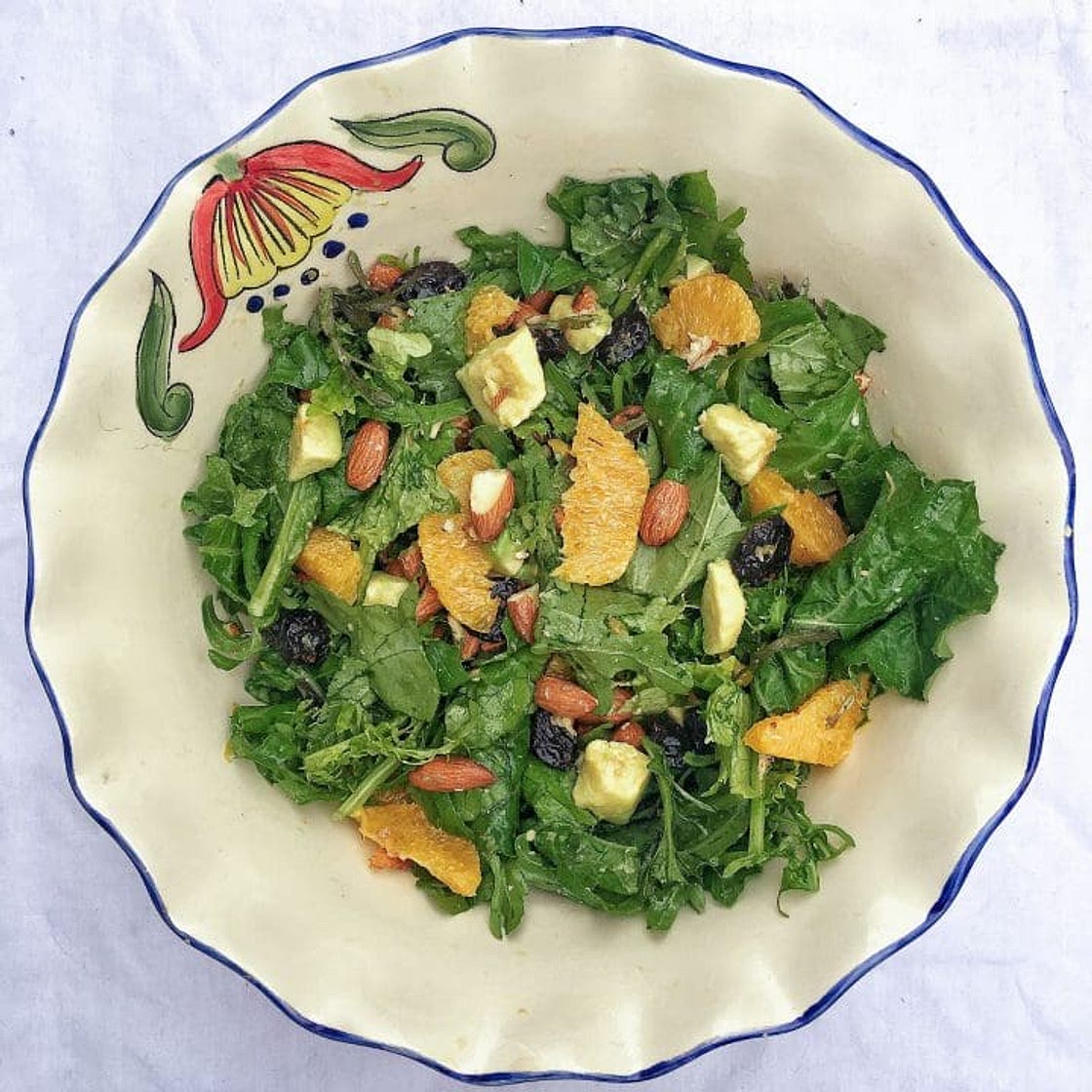 Salade d'oranges, canneberges, avocats et amandes