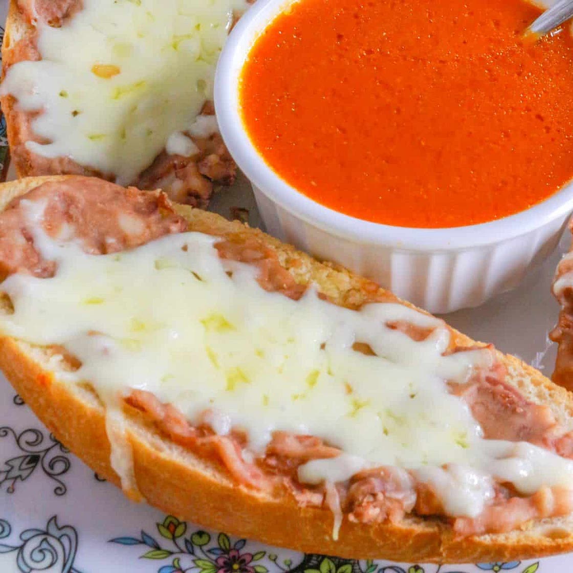 Molletes Mexicanos with Chipotle Salsa