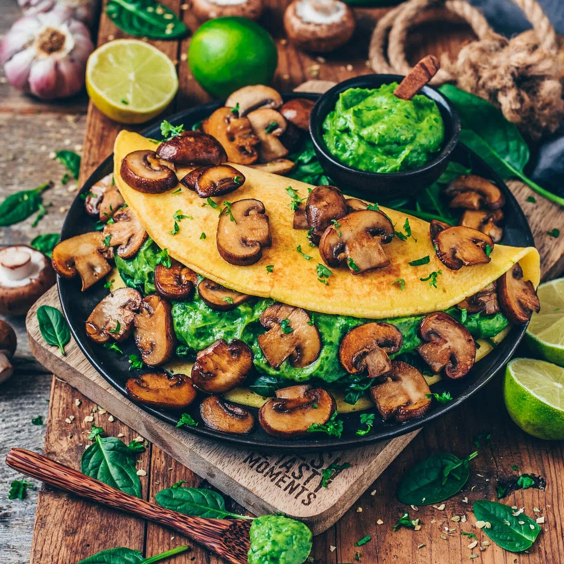 Veganes Omelette mit Guacamole und Pilzen