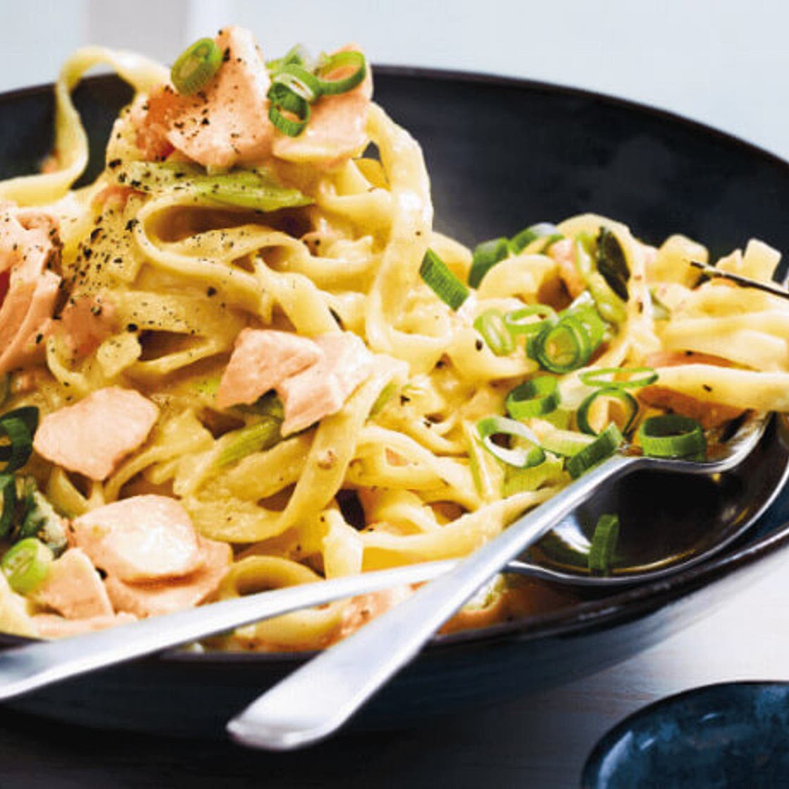 Tagliatelle in Sahnesoße mit Lachs und Frühlingszwiebeln