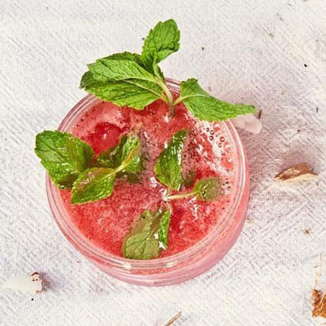 Caipirinha de morango com limão