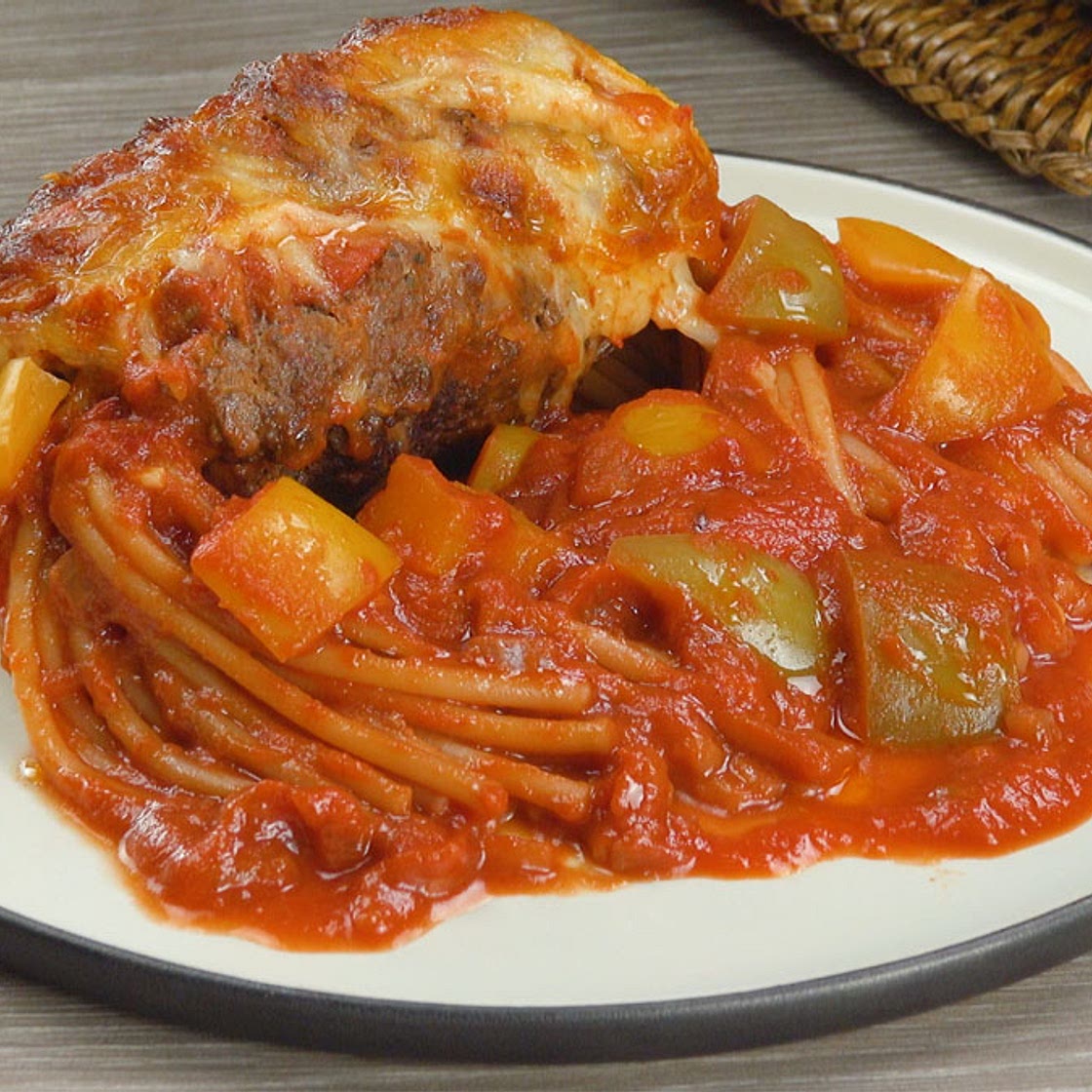 Spaghetti in Hackfleisch-Rolle