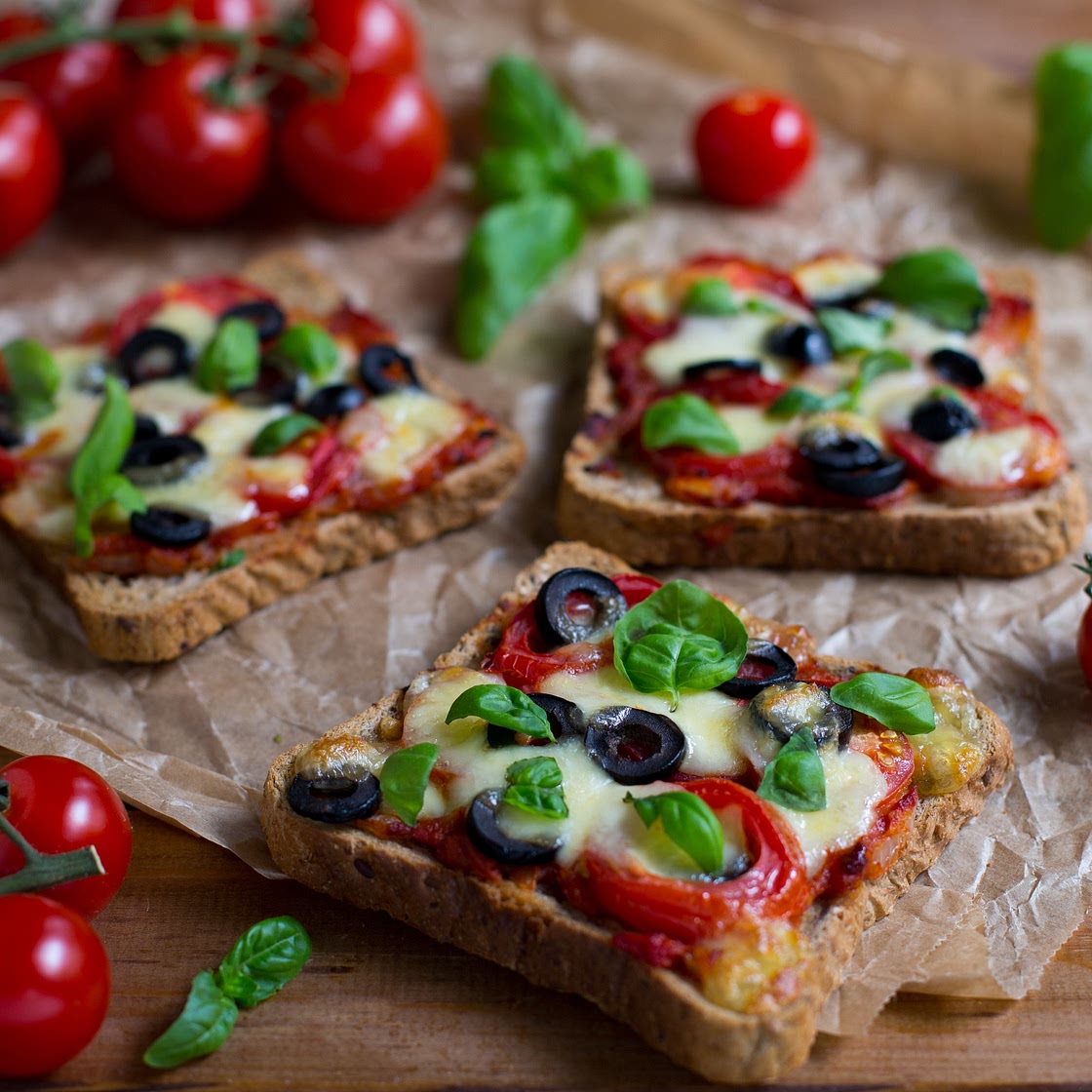 Pizza-Toasts mit Tomaten, Oliven und Mozzarella