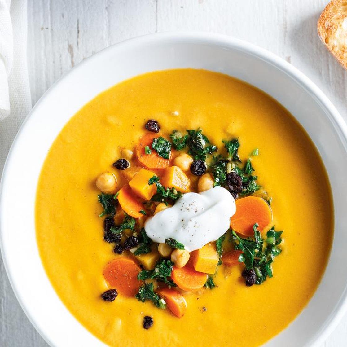 Soupe-repas aux légumes et aux pois chiches