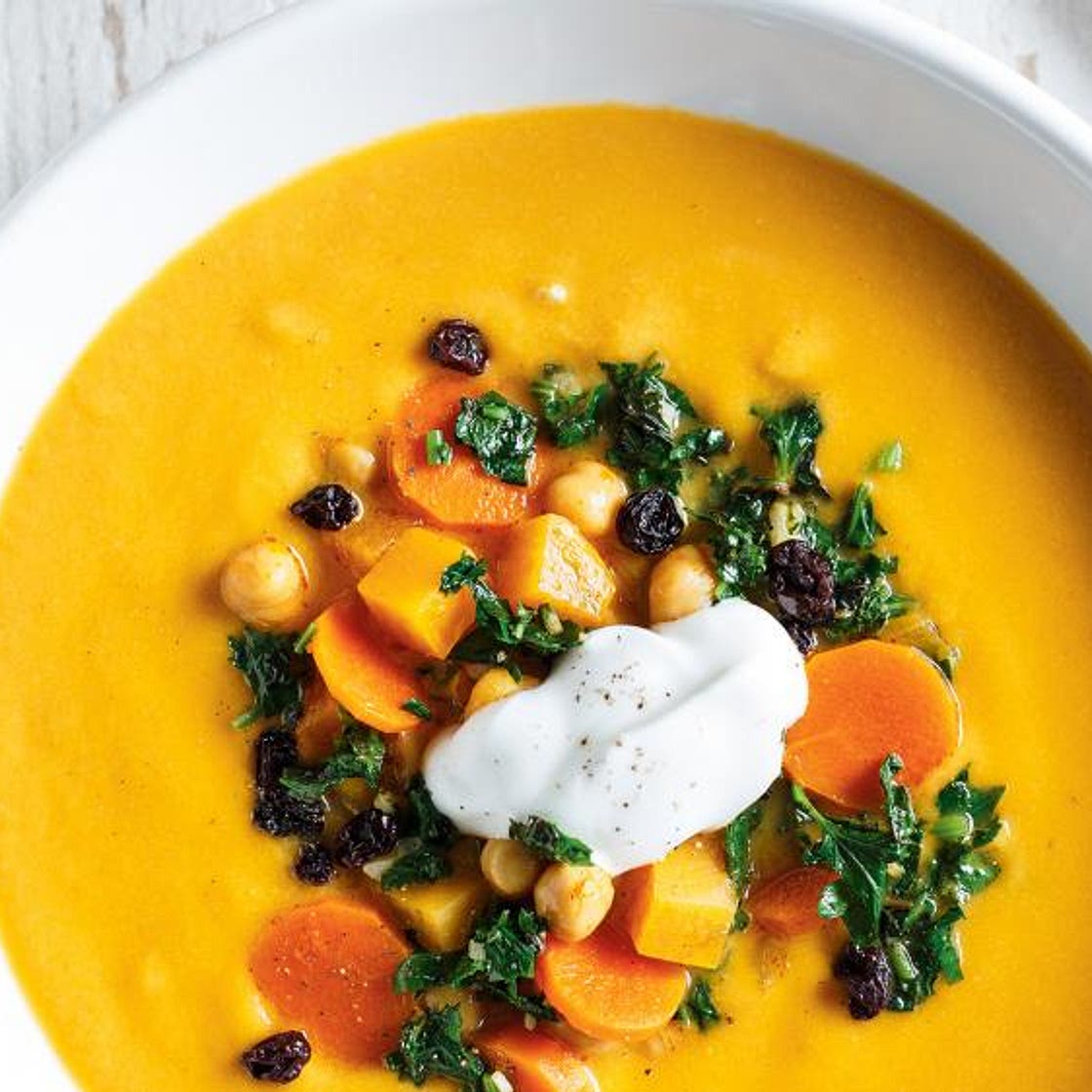 Soupe-repas aux légumes et aux pois chiches