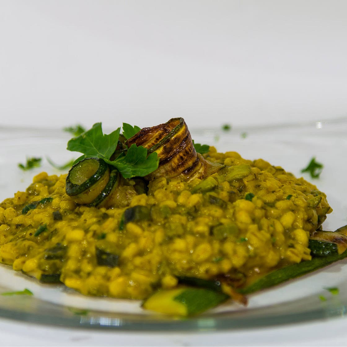 Orzo con zucchine e zafferano - ricetta vegana