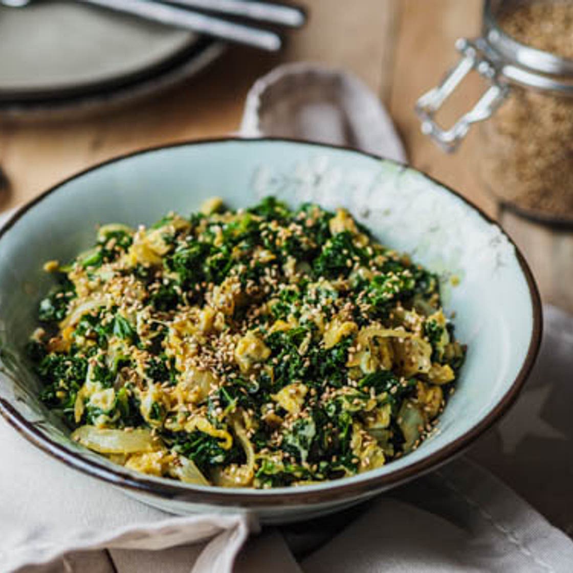 Œufs brouillés au chou kale et sésame