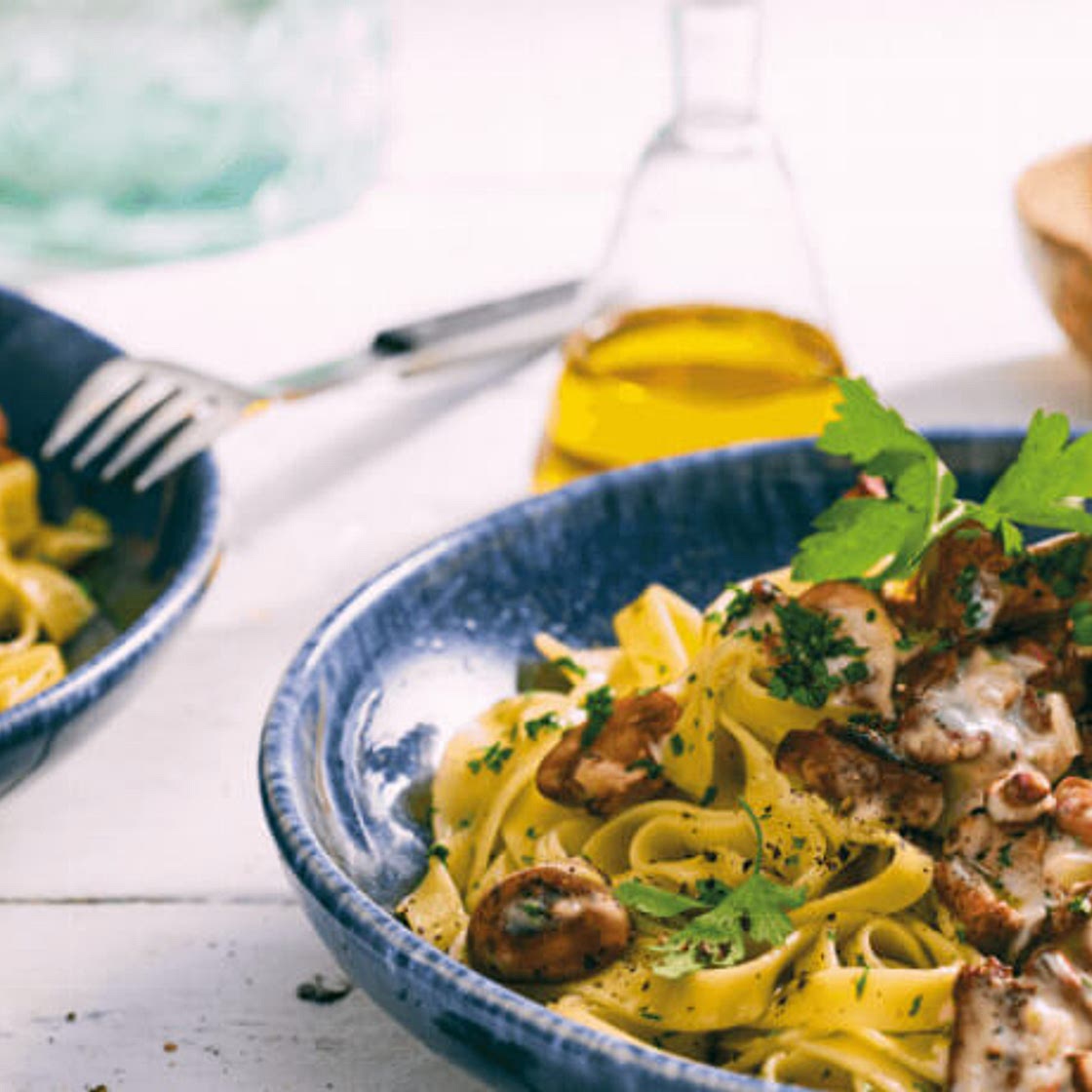 Rahmpilze auf frischen Petersilien-Tagliatelle