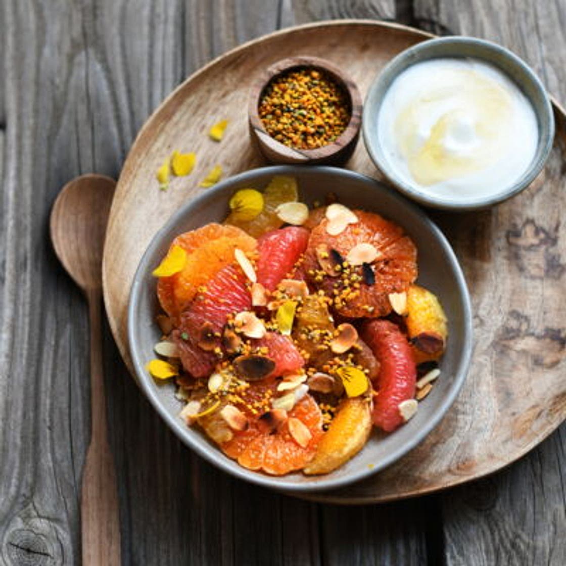 Salade d'agrumes à la cannelle, amandes effilées et grains de pollen