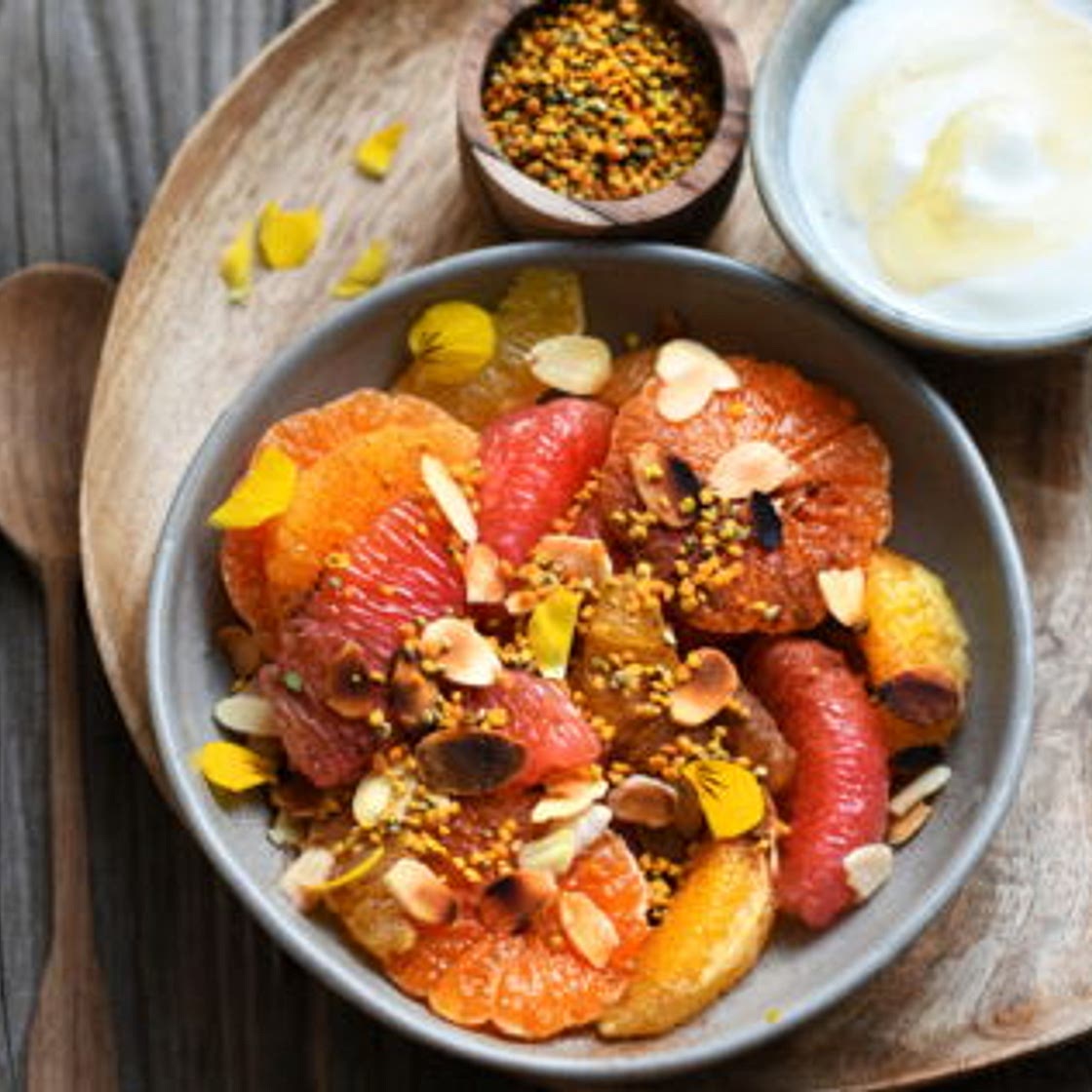 Salade d'agrumes à la cannelle, amandes effilées et grains de pollen