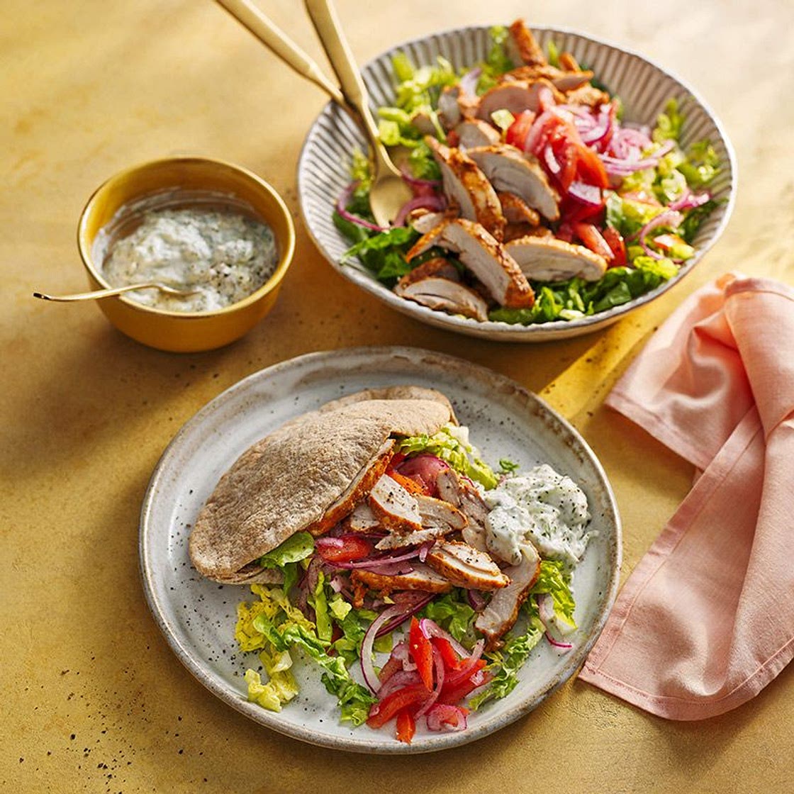 Chicken gyro salad with pittas