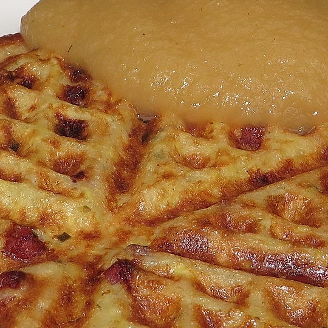 Herzhafte Kartoffelwaffeln mit Lauch und Dörrfleisch
