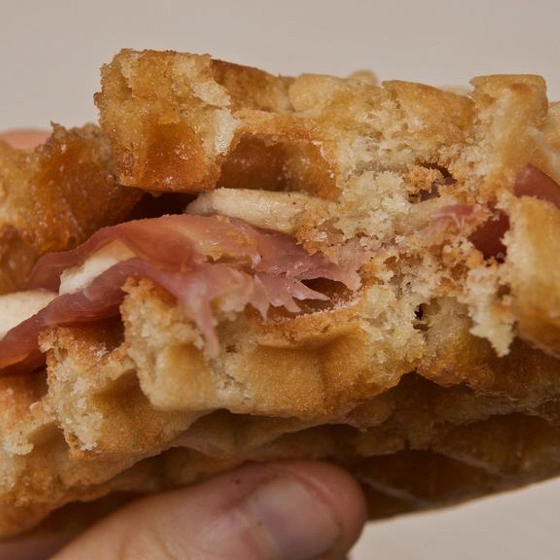 Gaufre brunch, bacon, banane et sirop d'érable