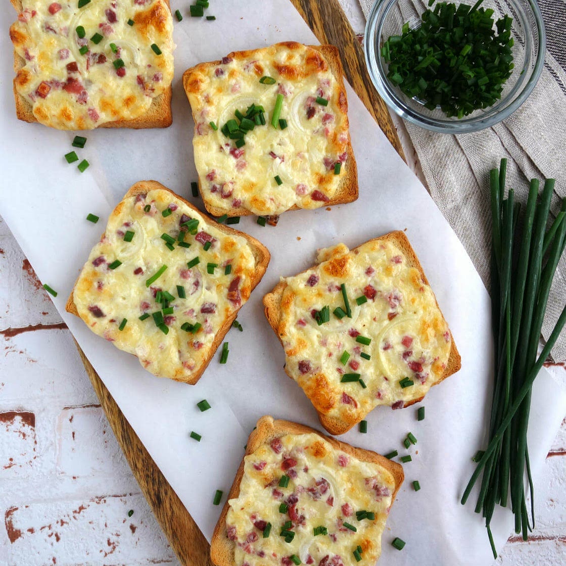 Flammkuchen Toast mit Speck und Zwiebeln