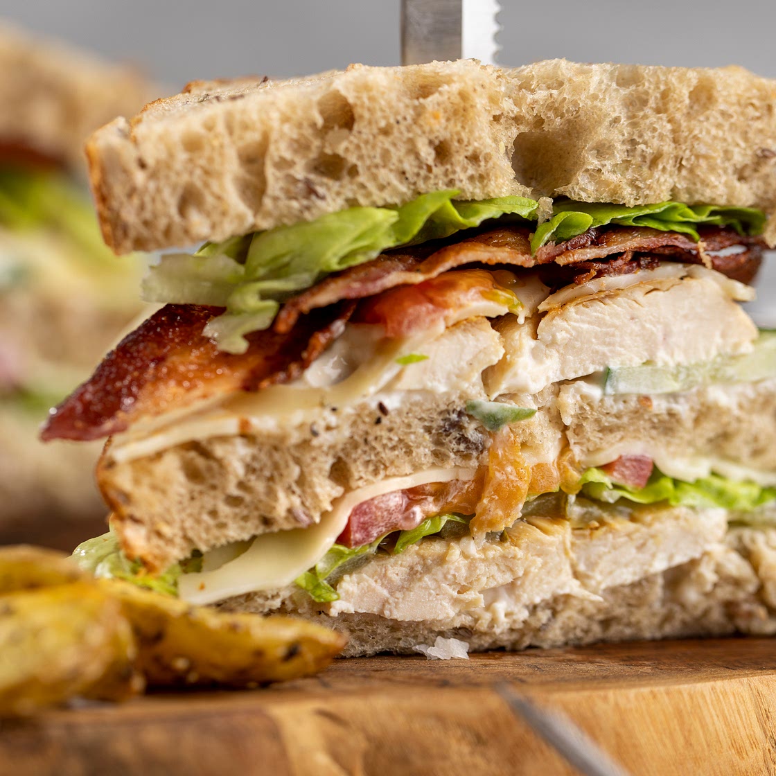 Club Sandwich mit Kartoffel Wedges