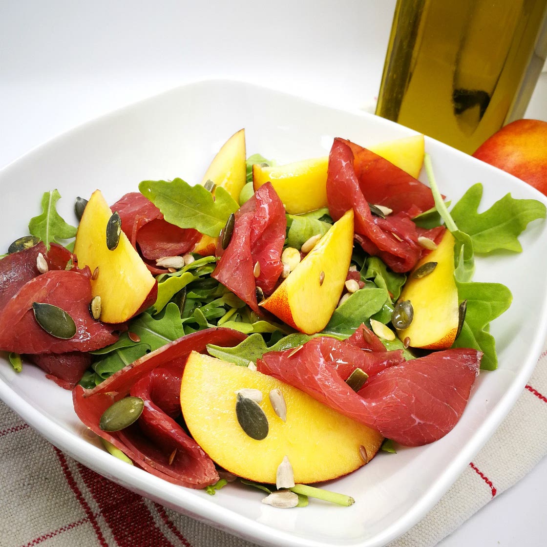 Insalata di pesche e bresaola