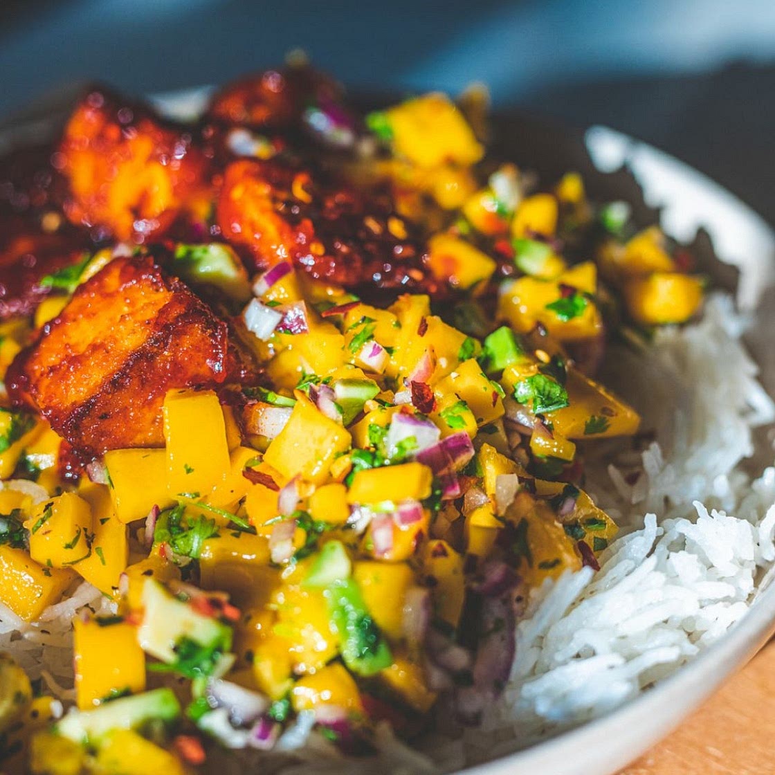 Tofu - mit Mangosalsa und Reis