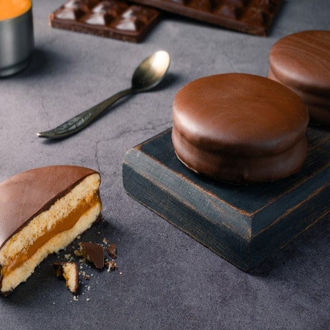 Alfajores rellenos de cajeta y cubiertos en chocolate, ¡para vender!
