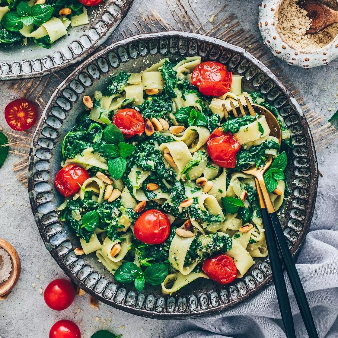 Nudeln mit veganer Spinat-Sahne-Soße (Rahmspinat)