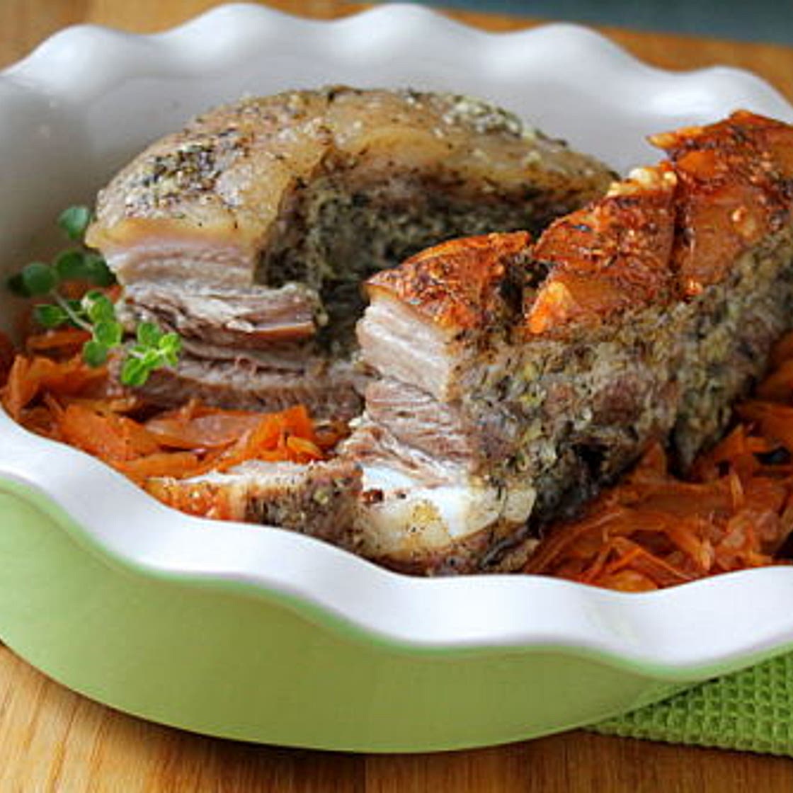 Свиная грудинка с тушеной квашеной капустой