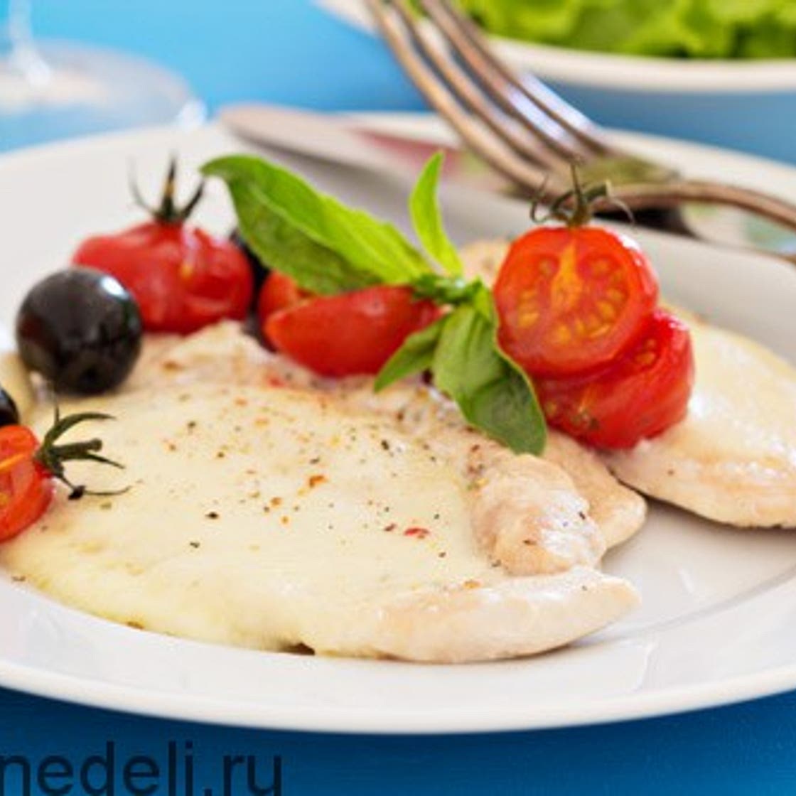 Куриные отбивные с сыром и помидорами в духовке