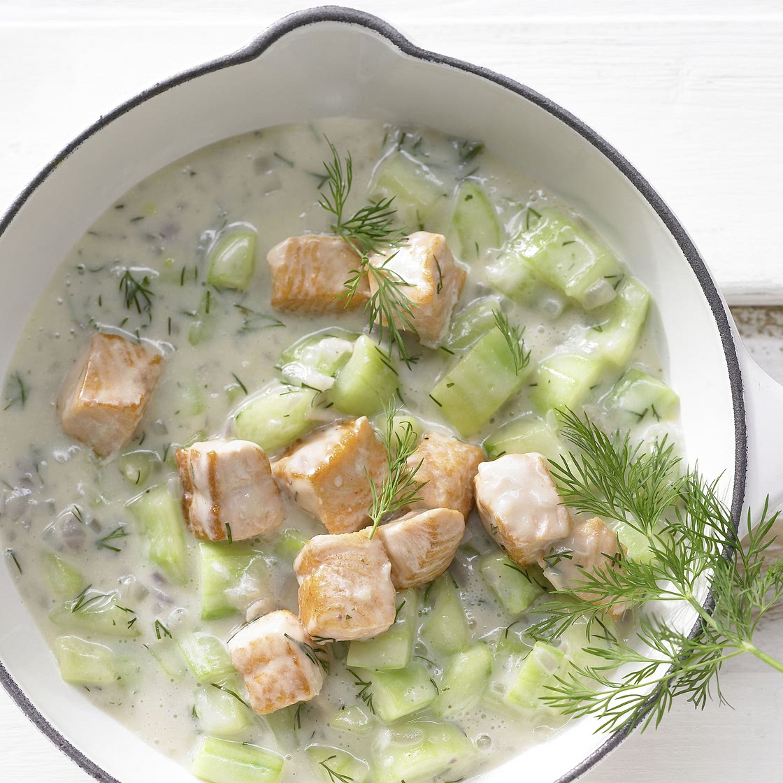 Schmorgurken mit Lachs und Dill