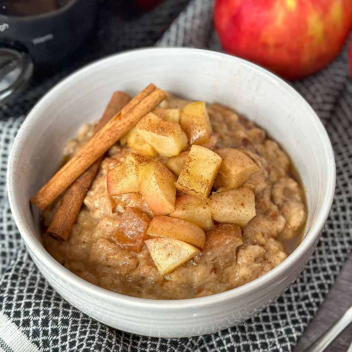 Slow Cooker Apple Cinnamon Oatmeal