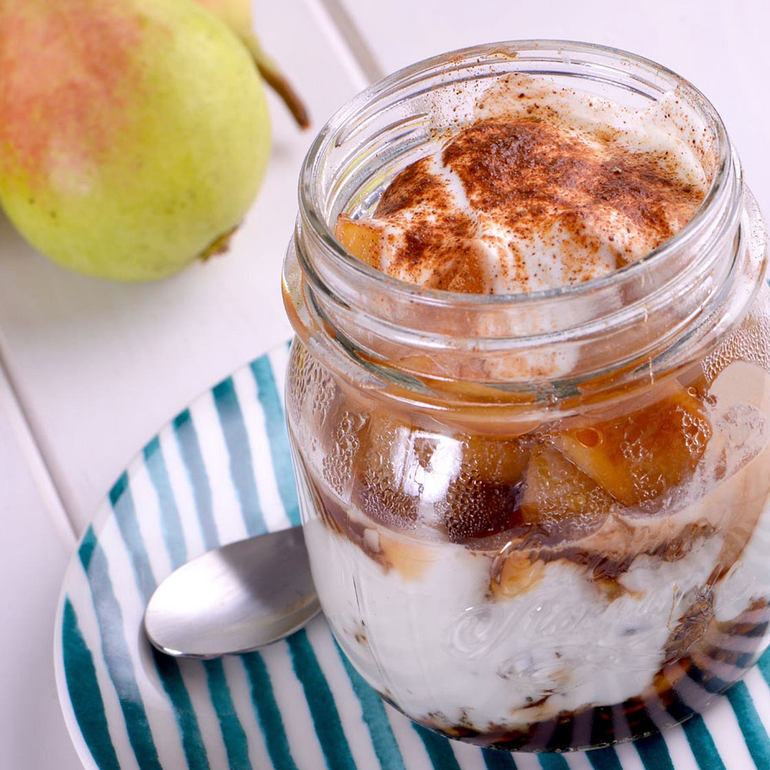 Tarrito de yogur con pera caramelizada y granola