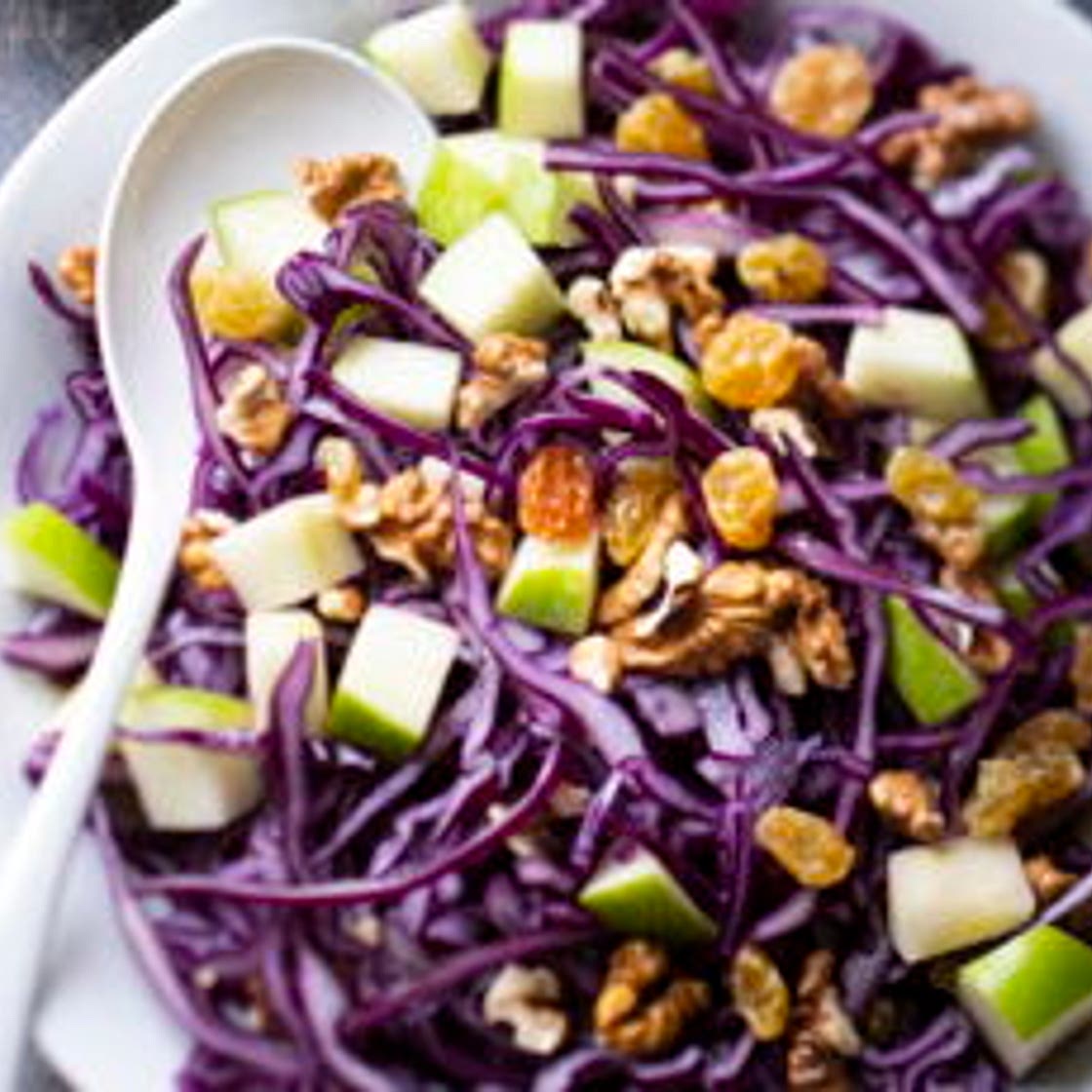 Salade de chou rouge, pomme, noix et raisins secs