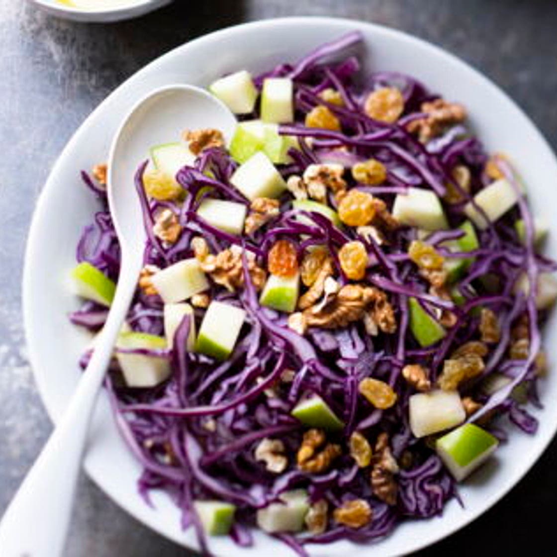Salade de chou rouge, pomme, noix et raisins secs