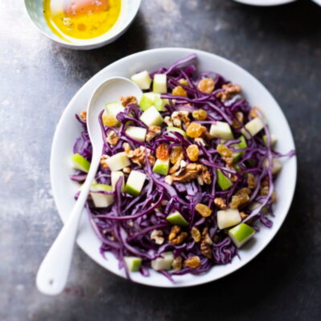 Salade de chou rouge, pomme, noix et raisins secs