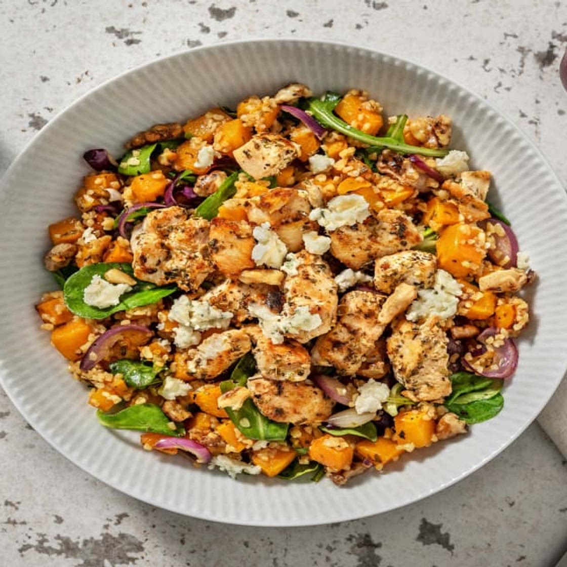 Butternut rôti, poulet & fromage bleu avec du boulgour, des noix & de l'origan