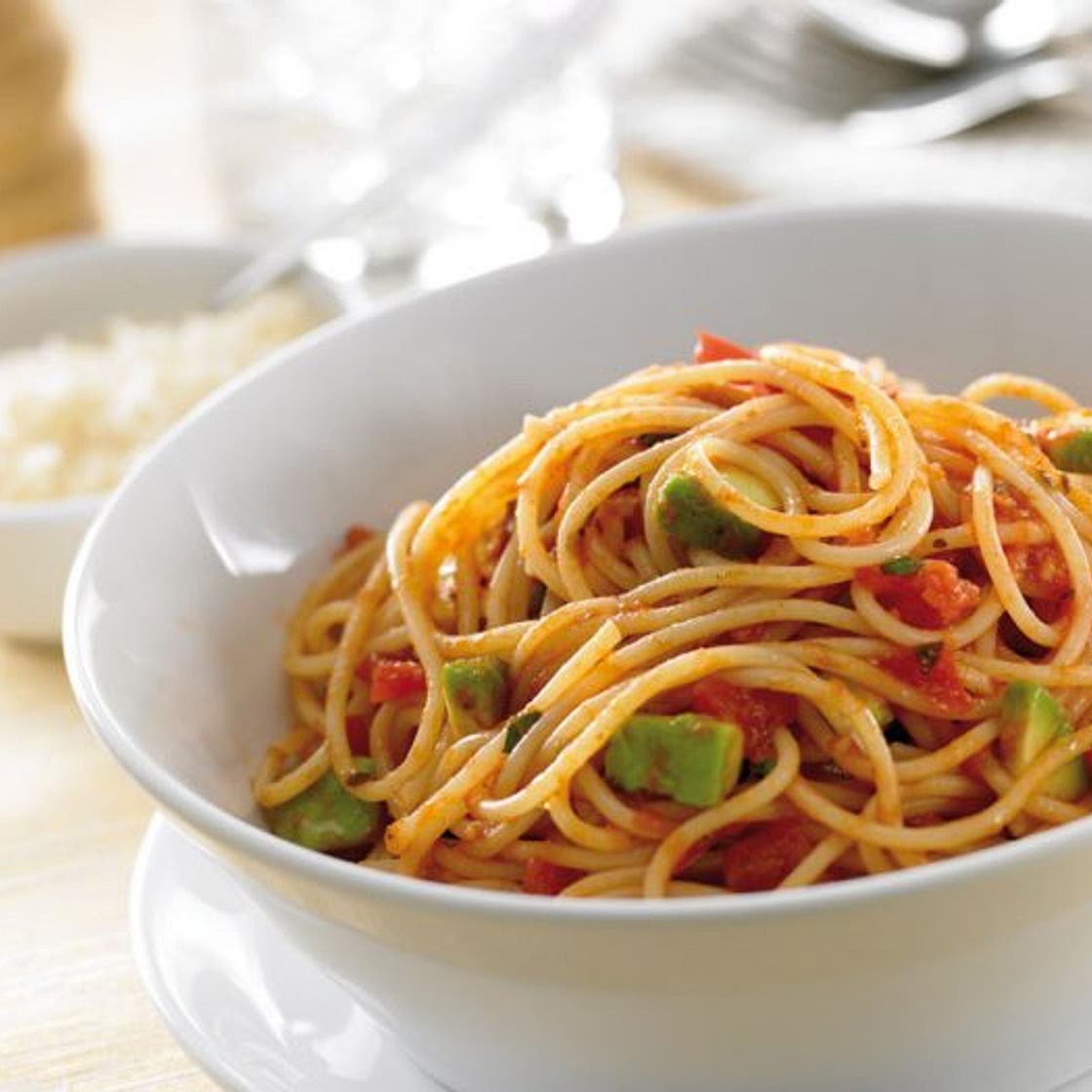 Avocado and tomato pasta