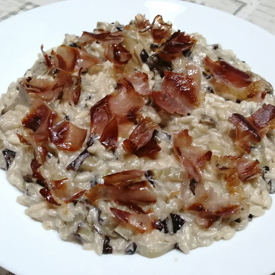 Risotto al radicchio funghi e speck croccante