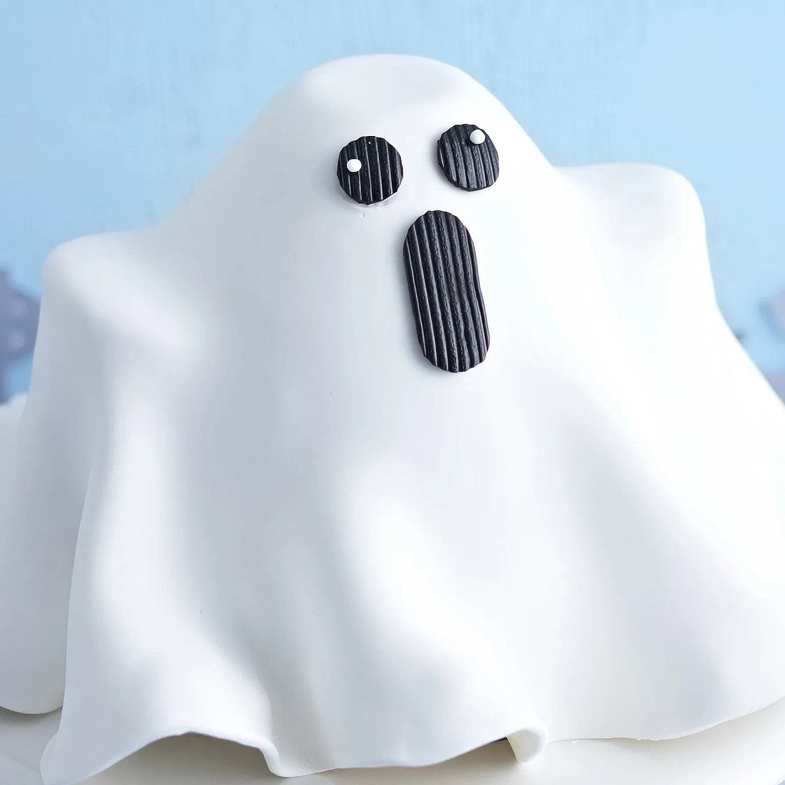 Flying ghost Halloween cake