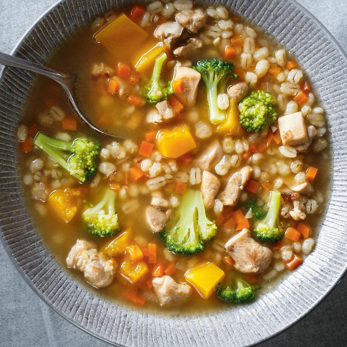 Soupe à l'orge, à la courge et au brocoli