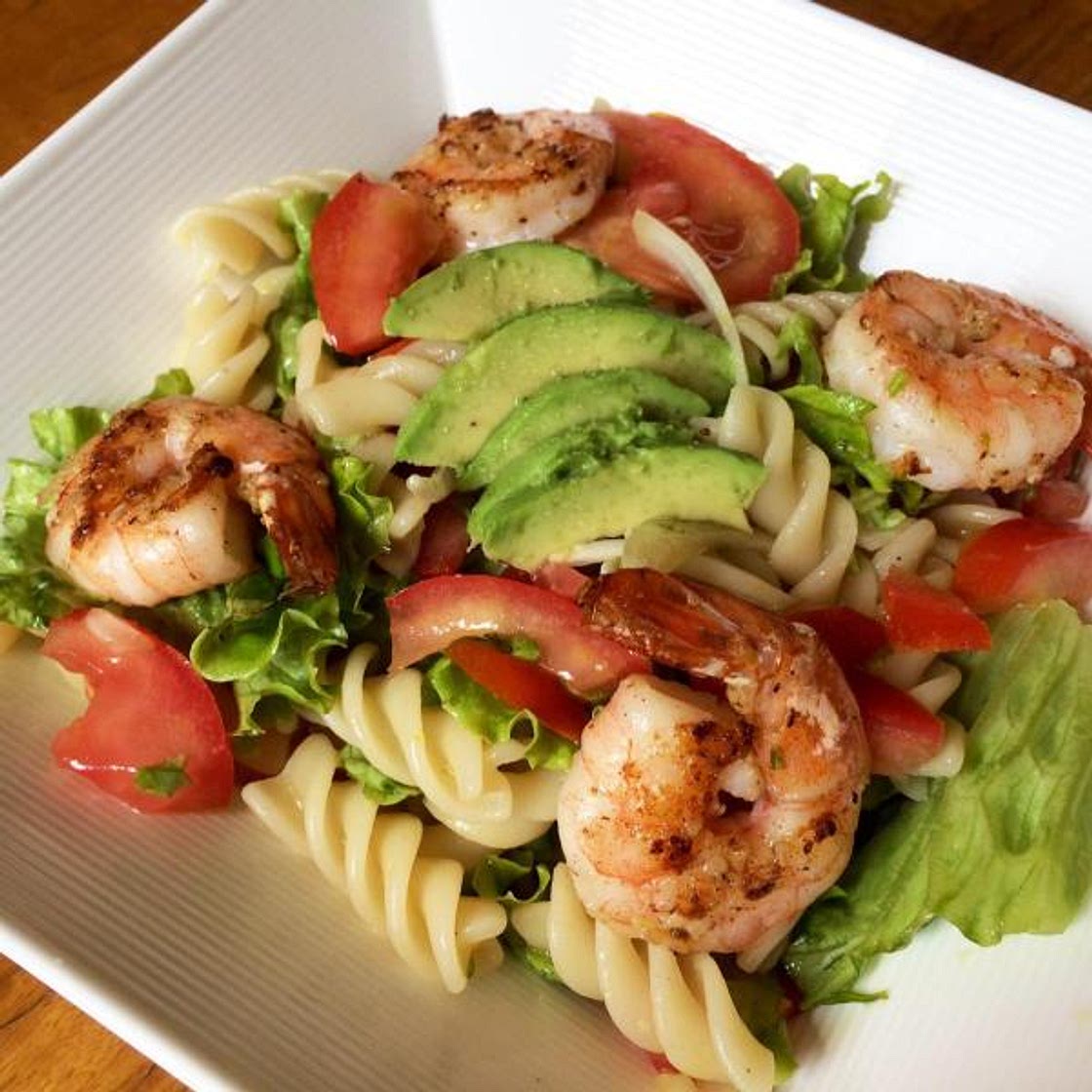 Receita de Salada de macarrão parafuso com camarão