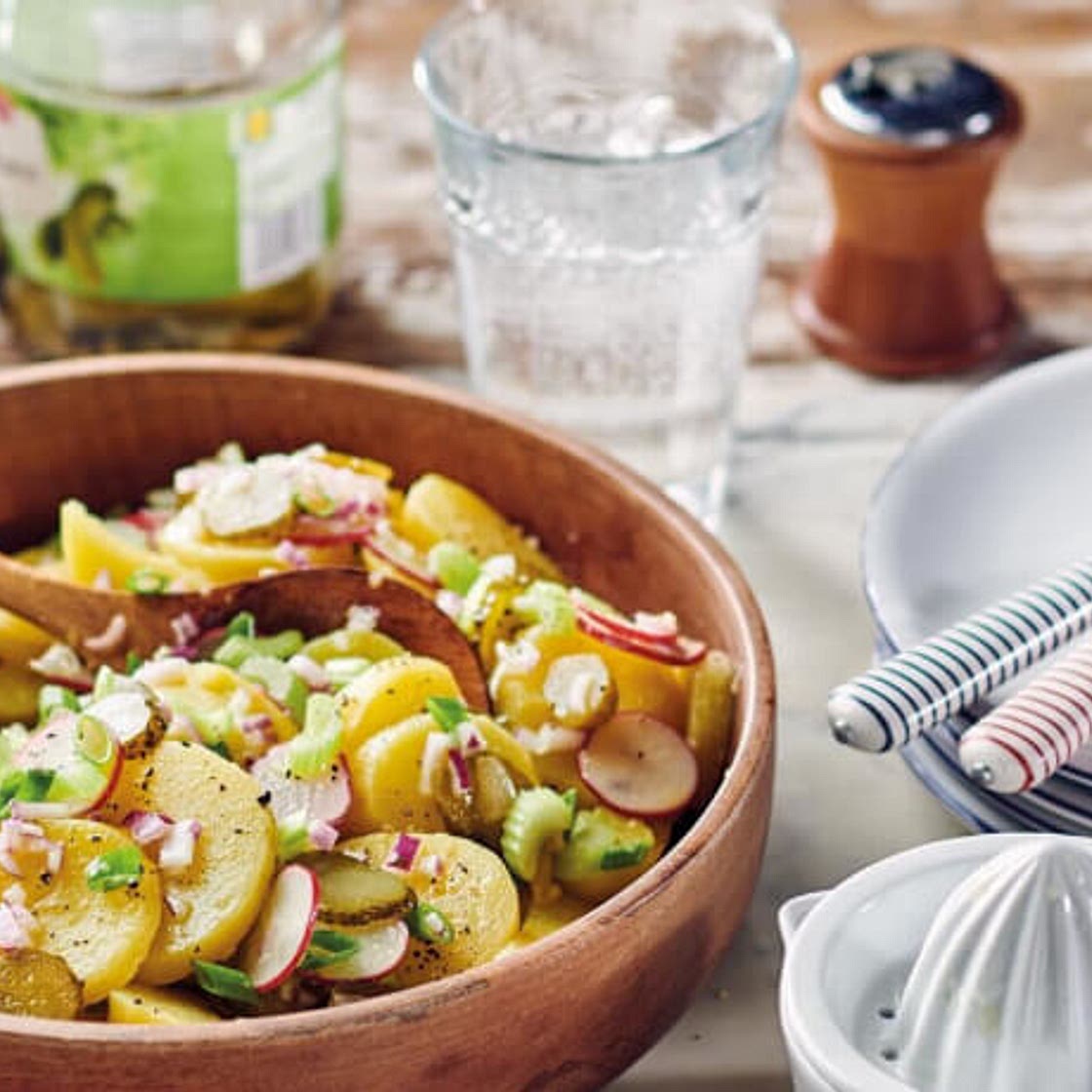 Frischer Kartoffelsalat mit Sellerie, Radieschen und Zitronen-Senf-Dressing