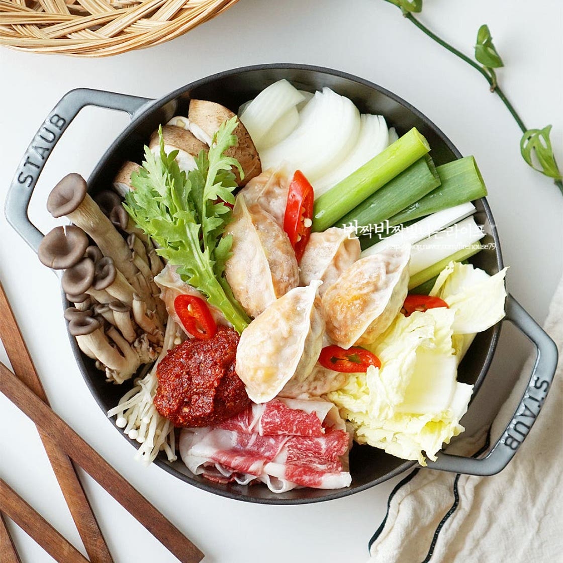 얼큰 만두전골 레시피 냉동 김치 만두 요리 김치만두전골 레시피
