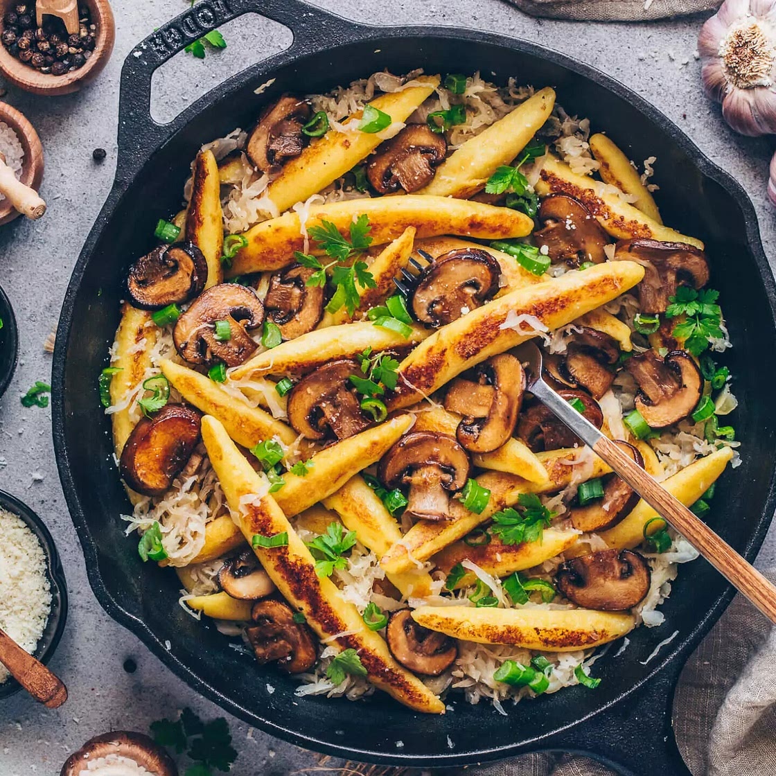 Vegane Schupfnudeln mit Sauerkraut und Pilzen