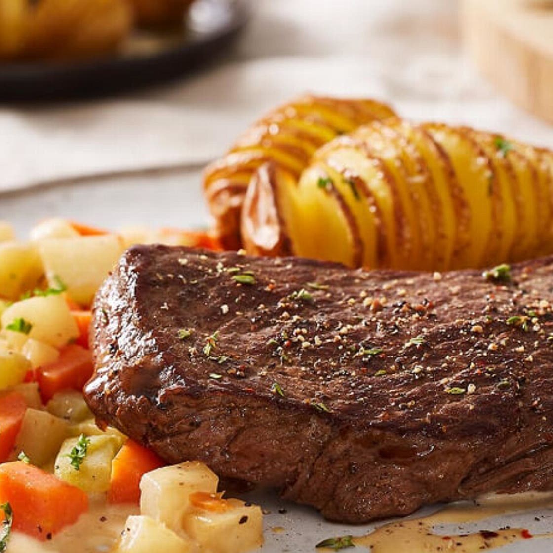 Rinder-Minutensteaks mit Kräuterbutter und Fächerkartoffeln