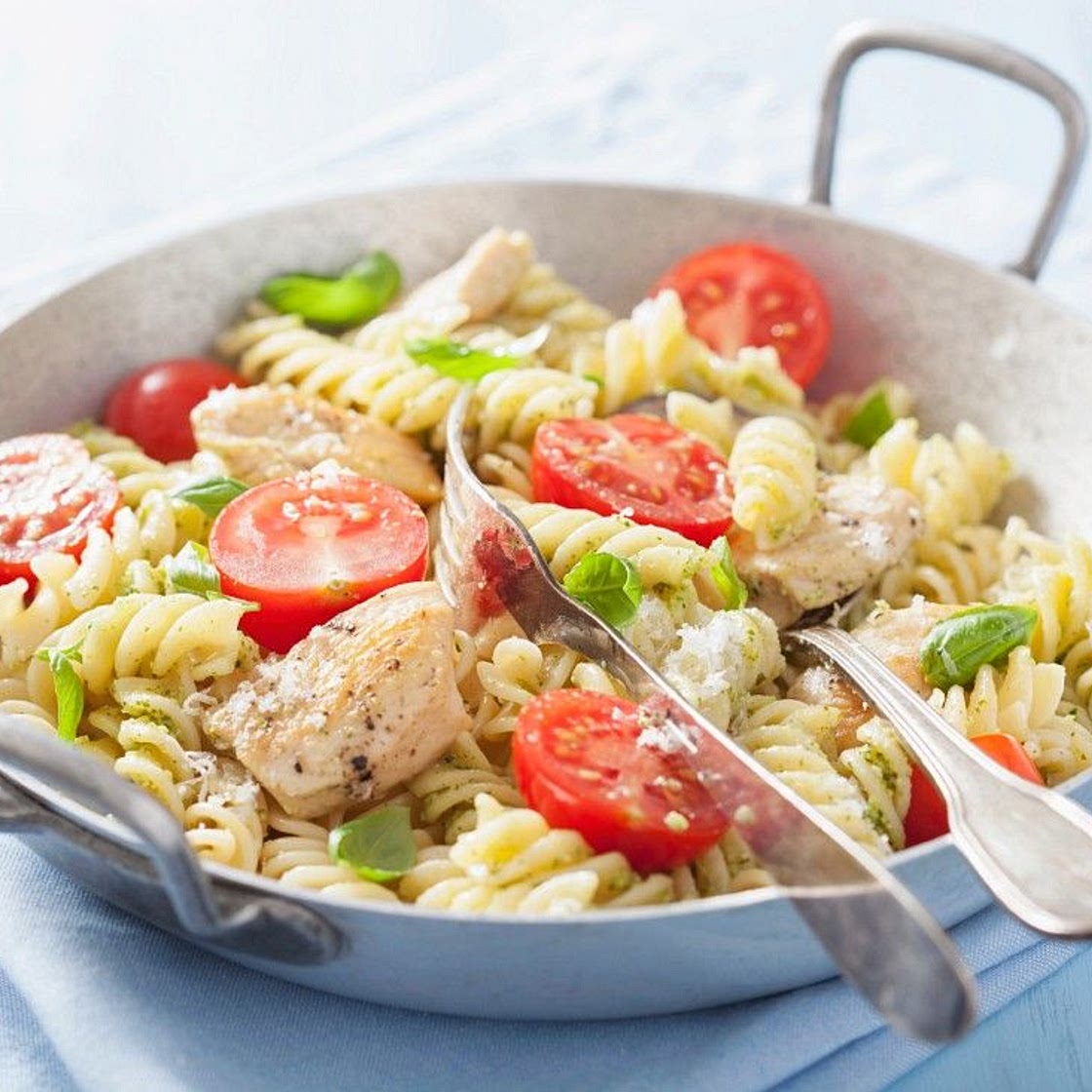 Fusilli mit Pesto, Hähnchen und Tomaten