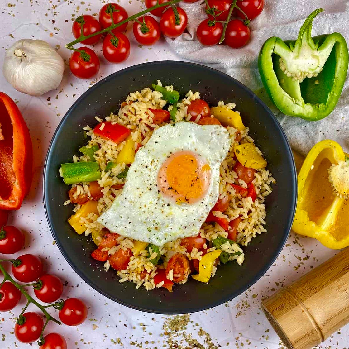 Gemüsepfanne mit Reis und Ei
