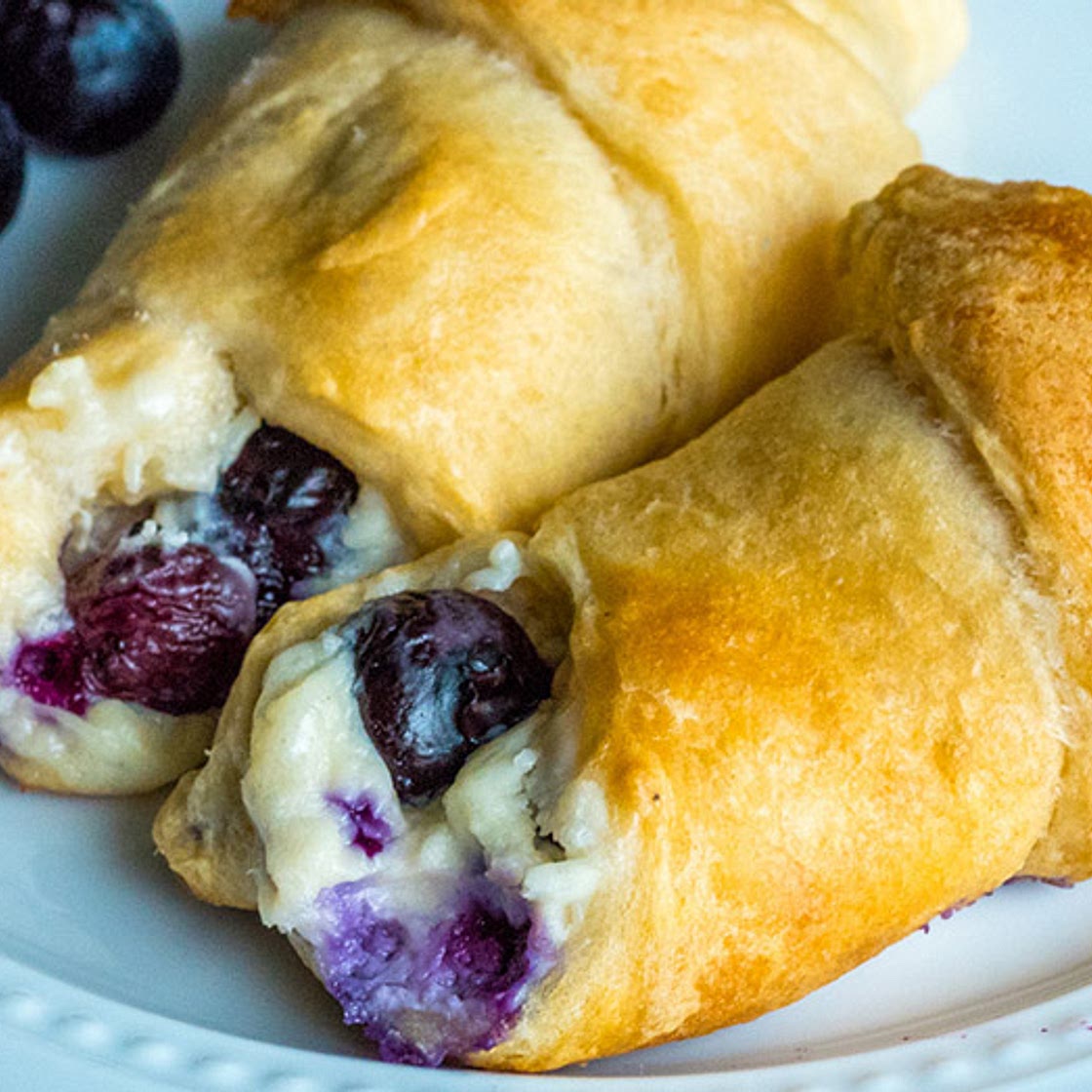 5-Ingredient Blueberry Cheesecake Rolls