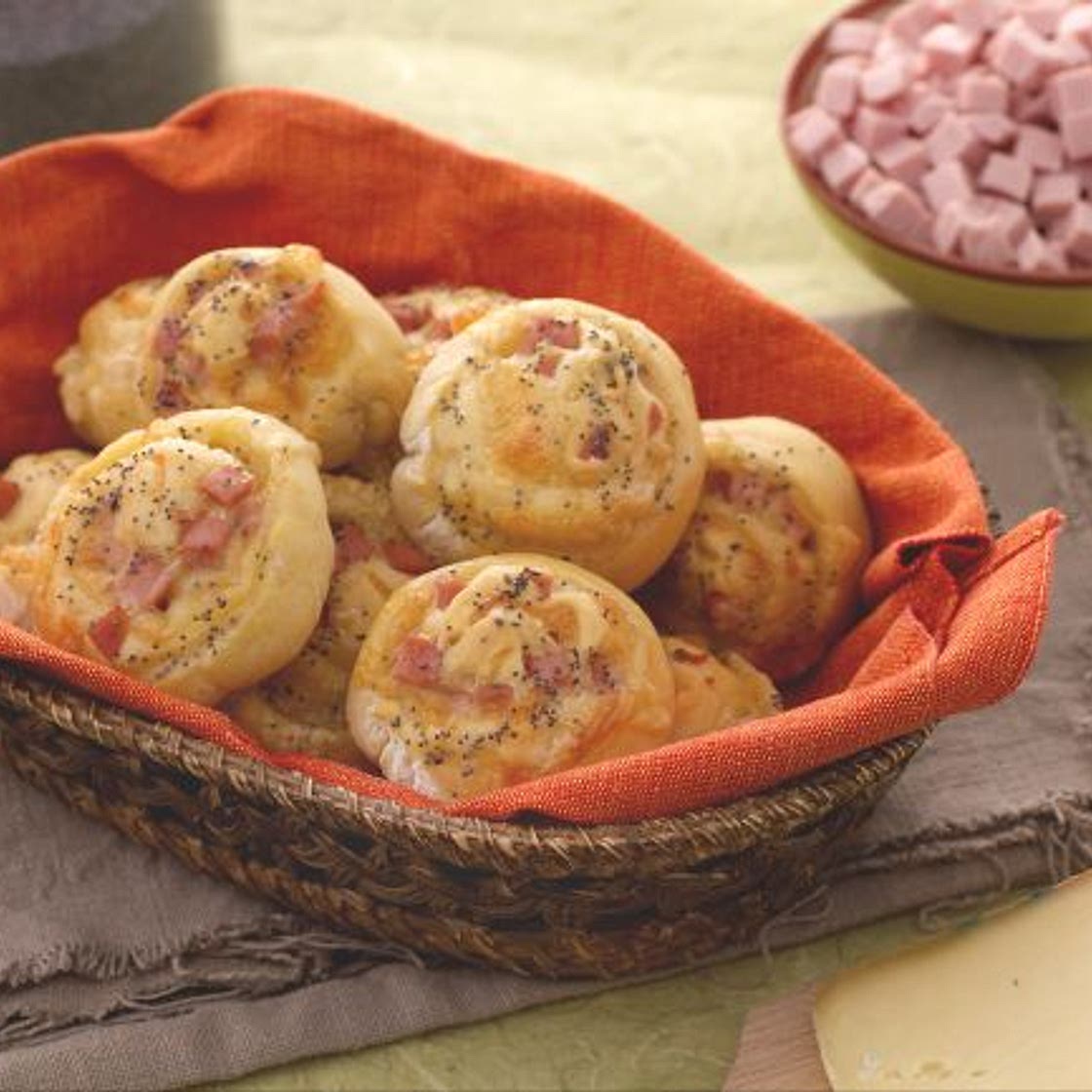 Chiocciole di pane ripiene di cubetti di cotto e fontina