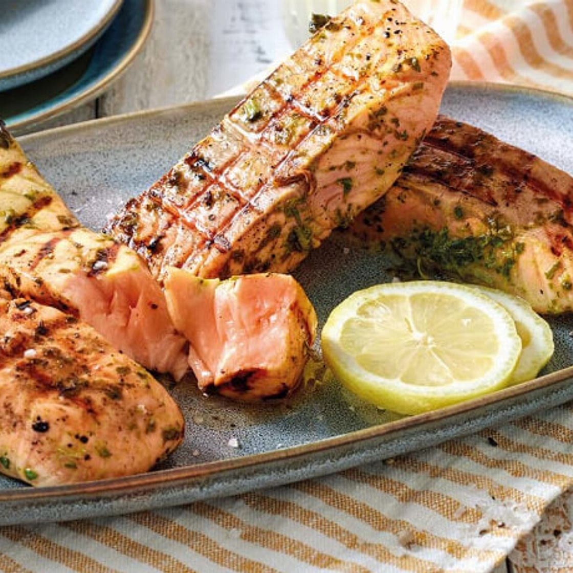 Gegrillter Lachs mit Zitronen-Knoblauch-Marinade