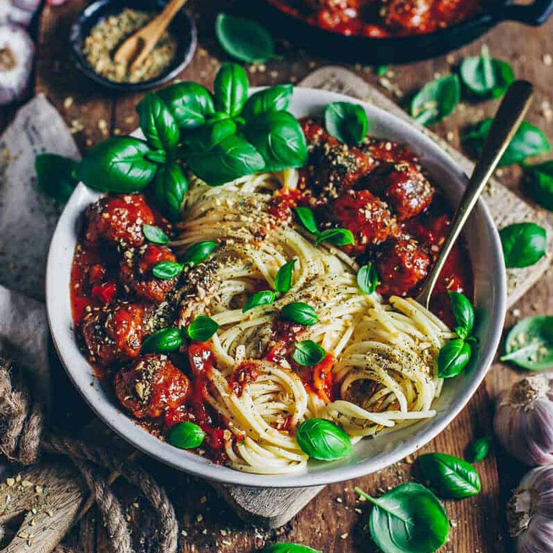 Vegane 'Fleischbällchen' mit Spaghetti und Tomatensoße