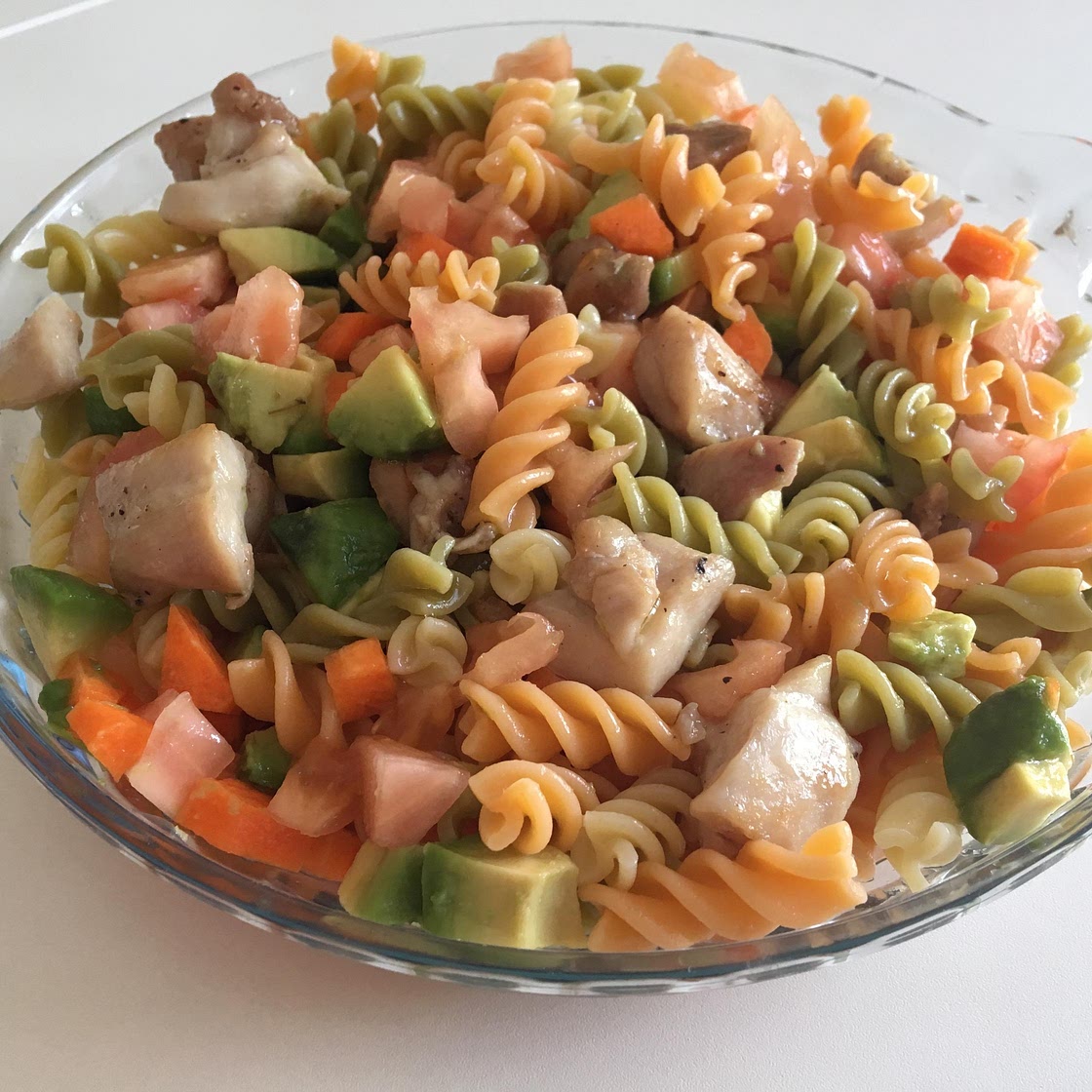 Receita de Salada de macarrão com frango e legumes