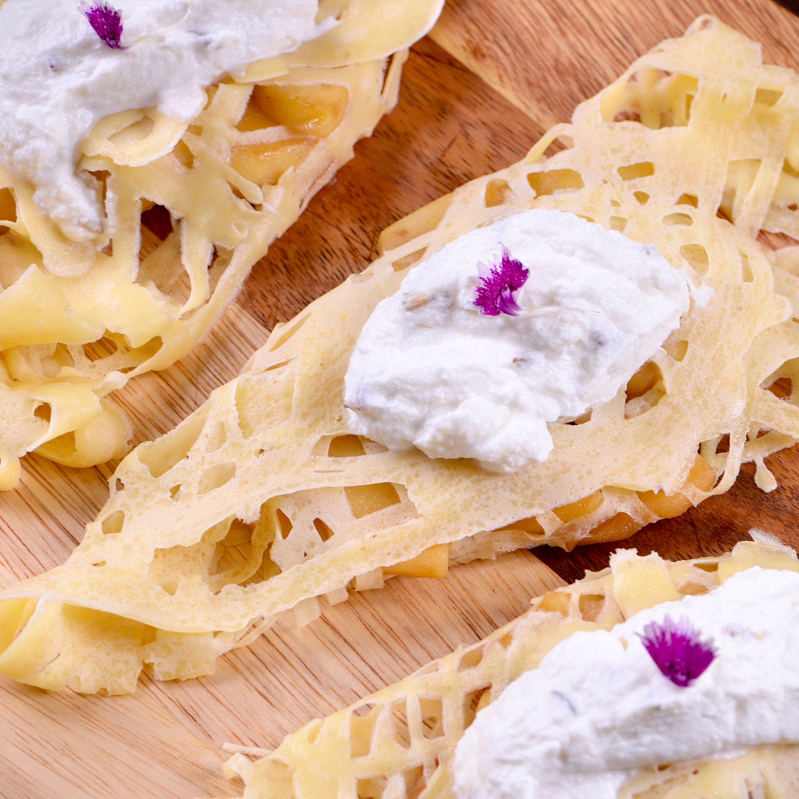 Crepes en hilos con manzana a la plancha, ricotta y lavanda