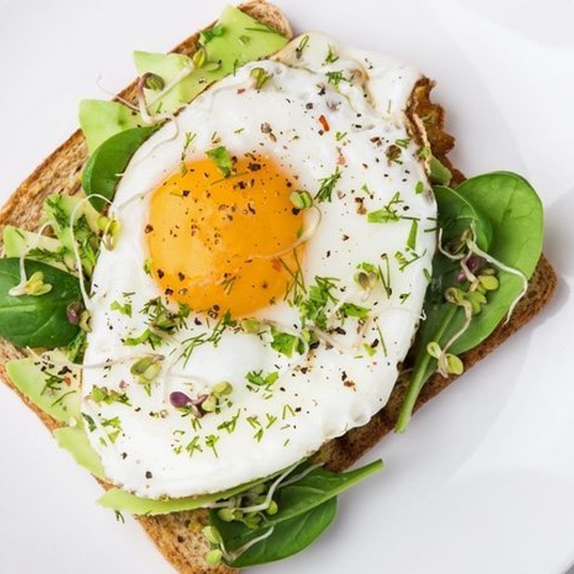 Tostadas con aguacate, espinacas y huevo frito